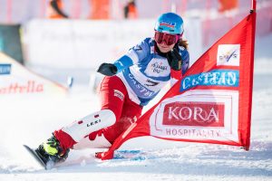 Patrizia Kummer carvt beim Weltcup Parallel Slalom in Bad Gestein im Januar 2017 äusserst dynamisch um die Stangen.