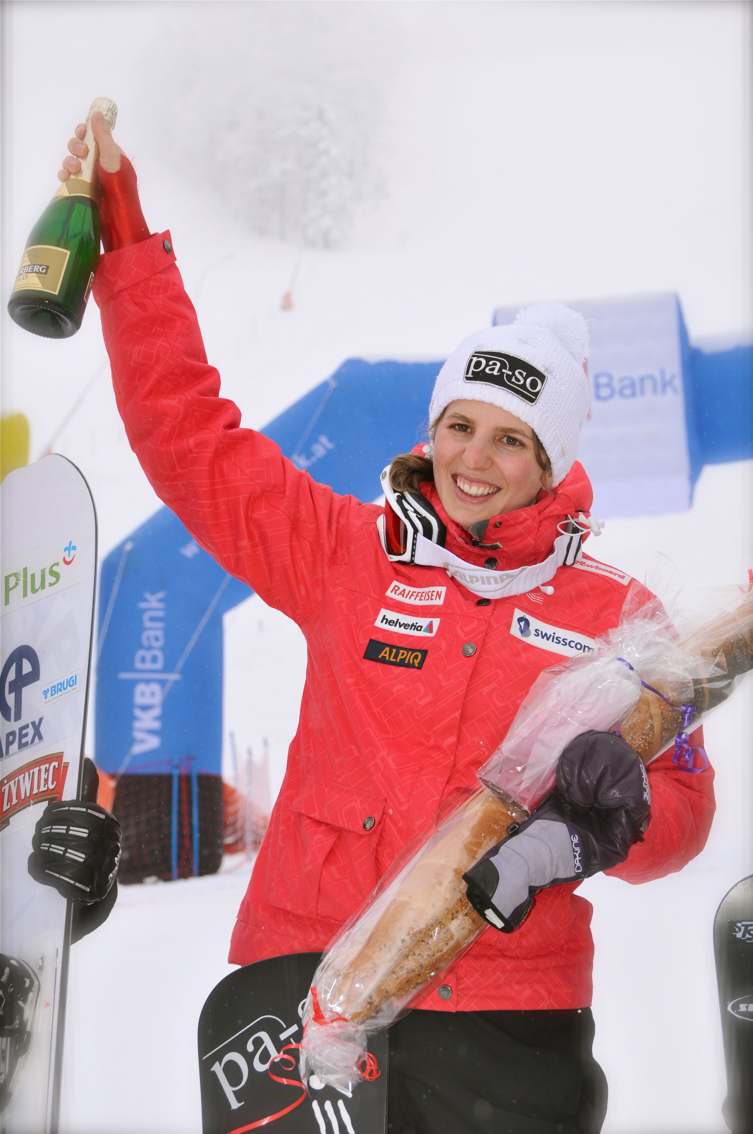Podiumsfoto des ersten Europacupsieges für Patrizia Kummer in Kasberg, Österreich.