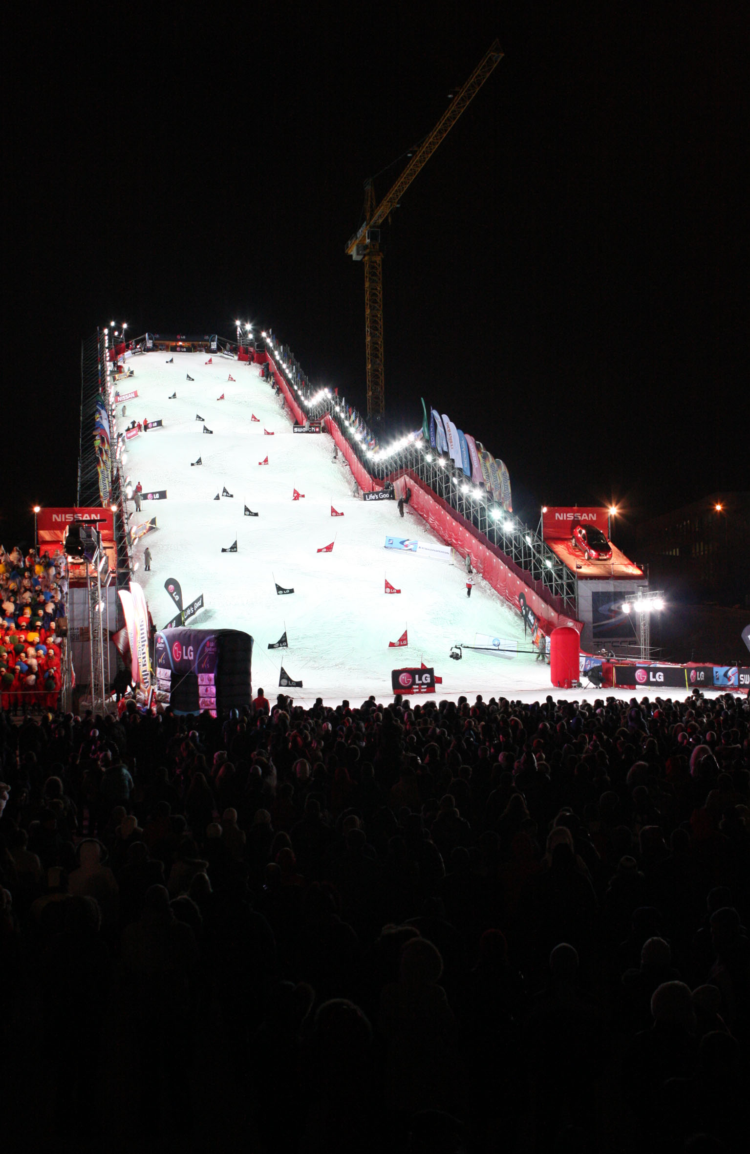 Die imposante Rampe, auf der das Weltcuprennen in Moskau stattfand. Es waren tausende Zuschauer anwesend, um das Spektakel zu verfolgen.