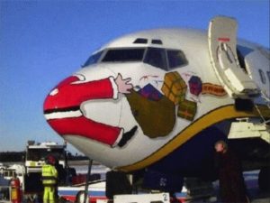 Auf der Nase eines Flugzeuges ist der Weihnachtsmann aufgemalt, wie er mit dem Flugzeug kollidert und alle Geschenke fallen lässt.