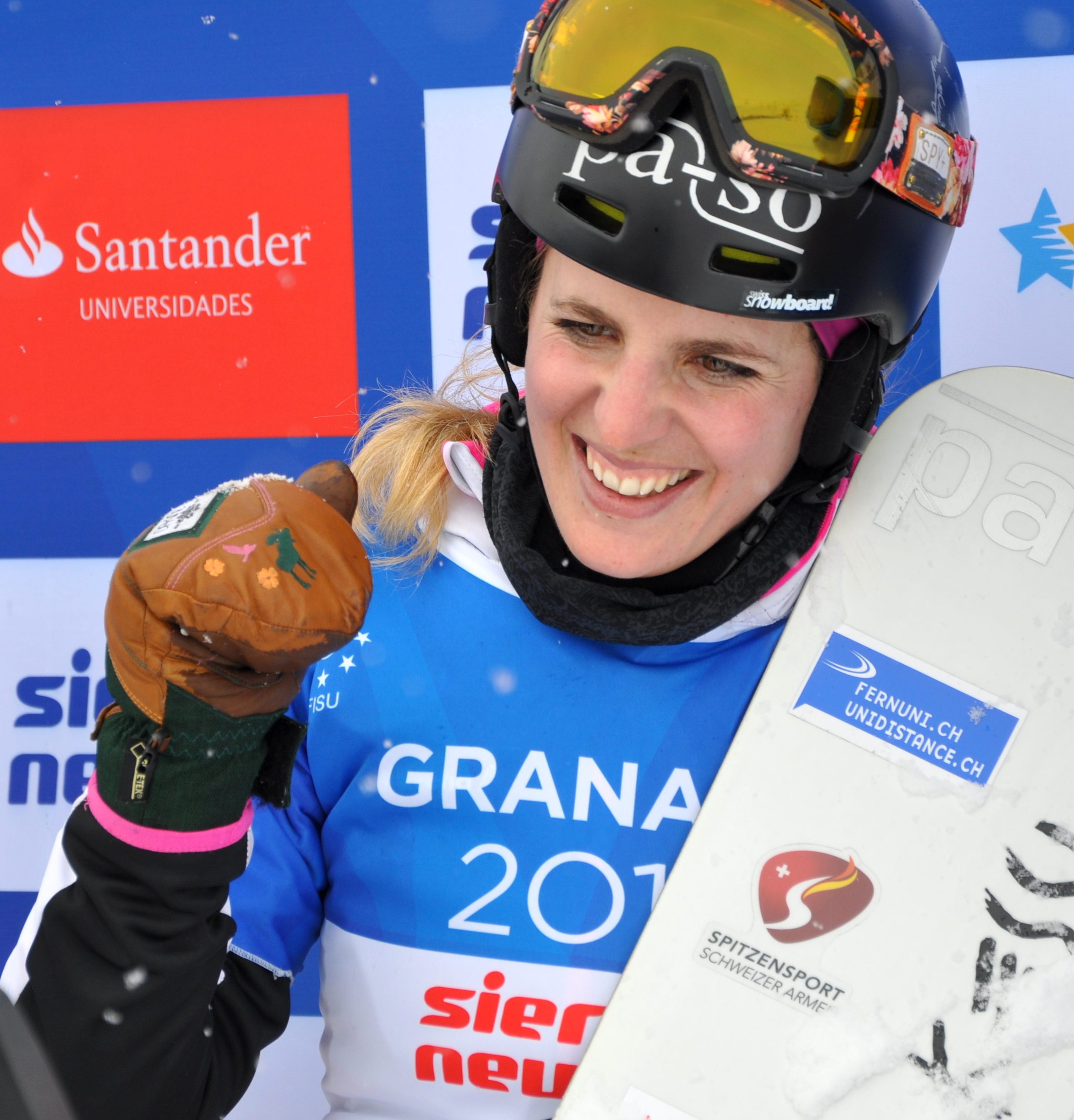 Patrizia Kummer jubelt im Zielgelände über ihren Sieg an der Universiade in der Sierra Nevada.
