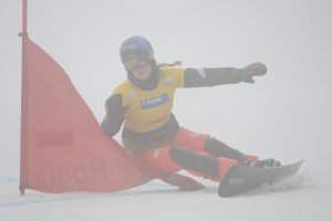 Patrizia Kummer im dichten Nebel am Weltcuprennen in Rogla, Slovenien, während einer Backsidekurve.