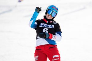 Patrizia Kummer jubelt über ihren Weltcupsieg im Parallel Riesenslalom von Bansko Anfangs Februar 2017.