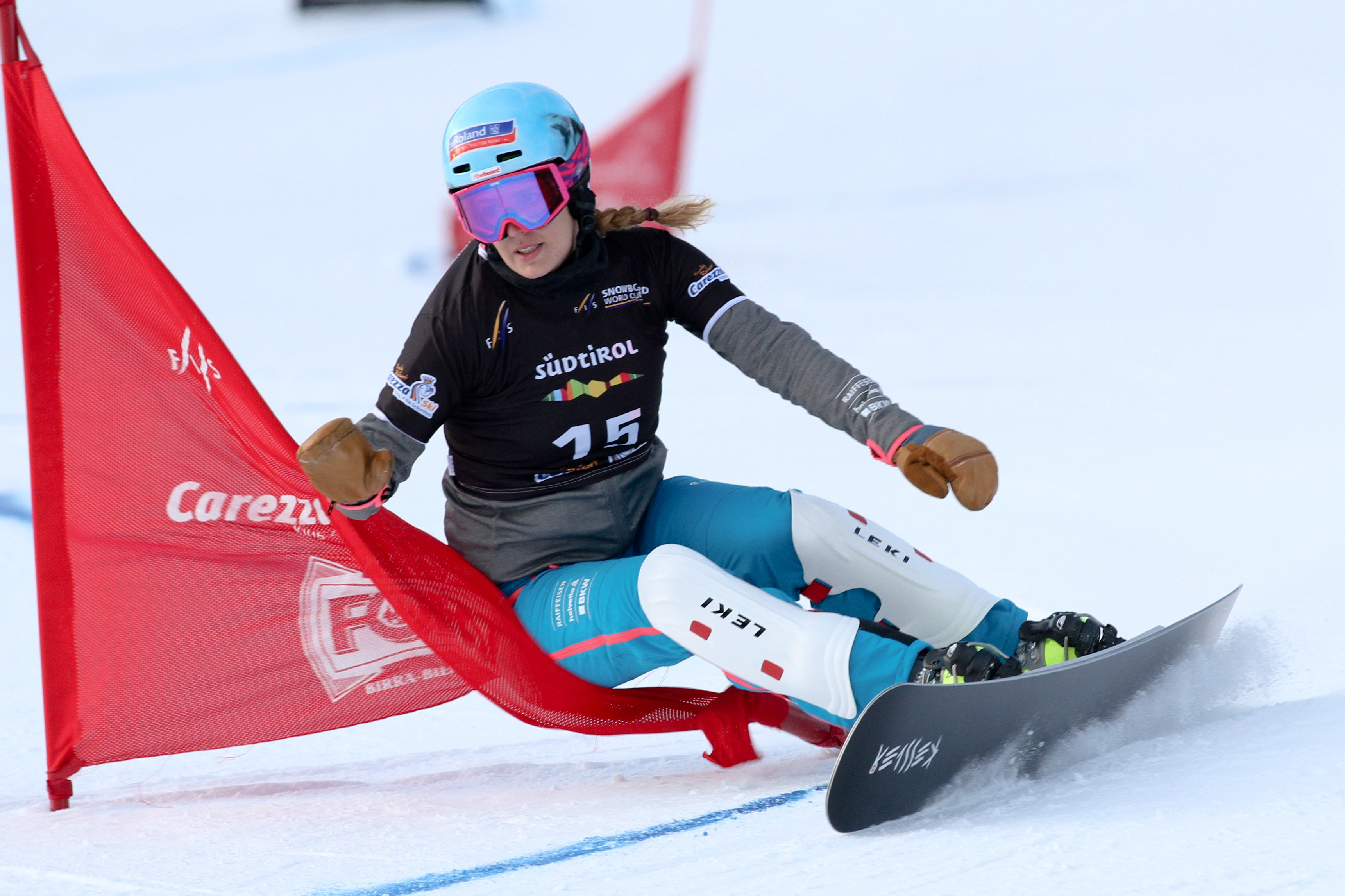 Patrizia Kummer carvt am Weltcuprennen in Carezza, Italien eine Backsidekurve.