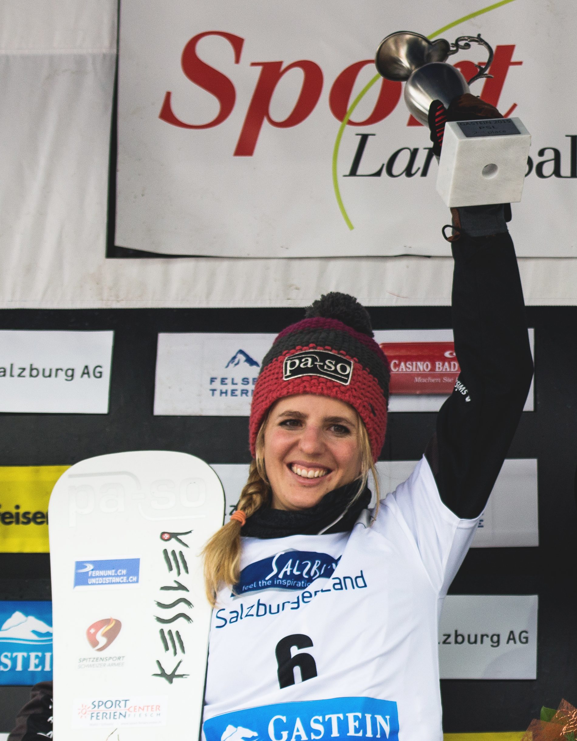 Patrizia Kummer jubelt auf dem Podest über ihren 2. Rang beim Weltcup Parallel Slalom im Bad Gestein im Januar 2015.