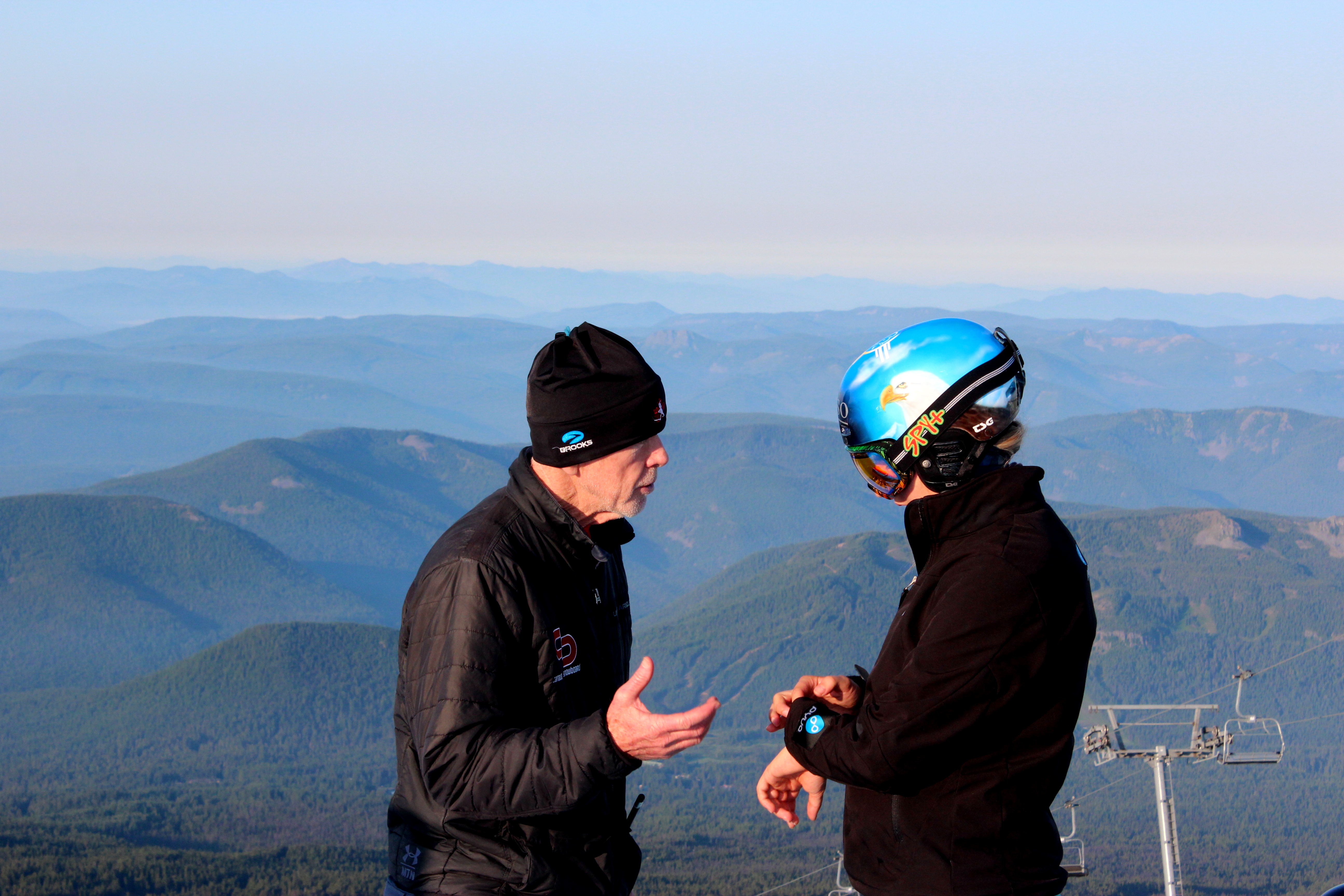 Patrizia Kummer mit ihrem Trainer Rob Roy im Gespräch während einem Schneetraining am Mt. Hood, Oregon (USA).