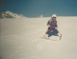 10. Januar 1990 - Erner Galen, Schweiz - Erstes Mal auf den Ski - Mit 2 Jahren und 3 Monaten stand Patrizia Kummer das erste Mal auf Skiern. Sie liebte den Schneesport von der ersten Sekunde an.