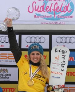 1. Februar 2014 - Sudelfeld, Deutschland - Disziplinenweltcupsieg #3 - Eine weitere Kristallkugel für Patrizia, diesesmal ist es der Preis für den Sieg im Disziplinenweltcup im Parallel Riesenslalom. Dies ist das erste Mal, dass sie die Kugel für diese Disziplin gewinnen konnte.